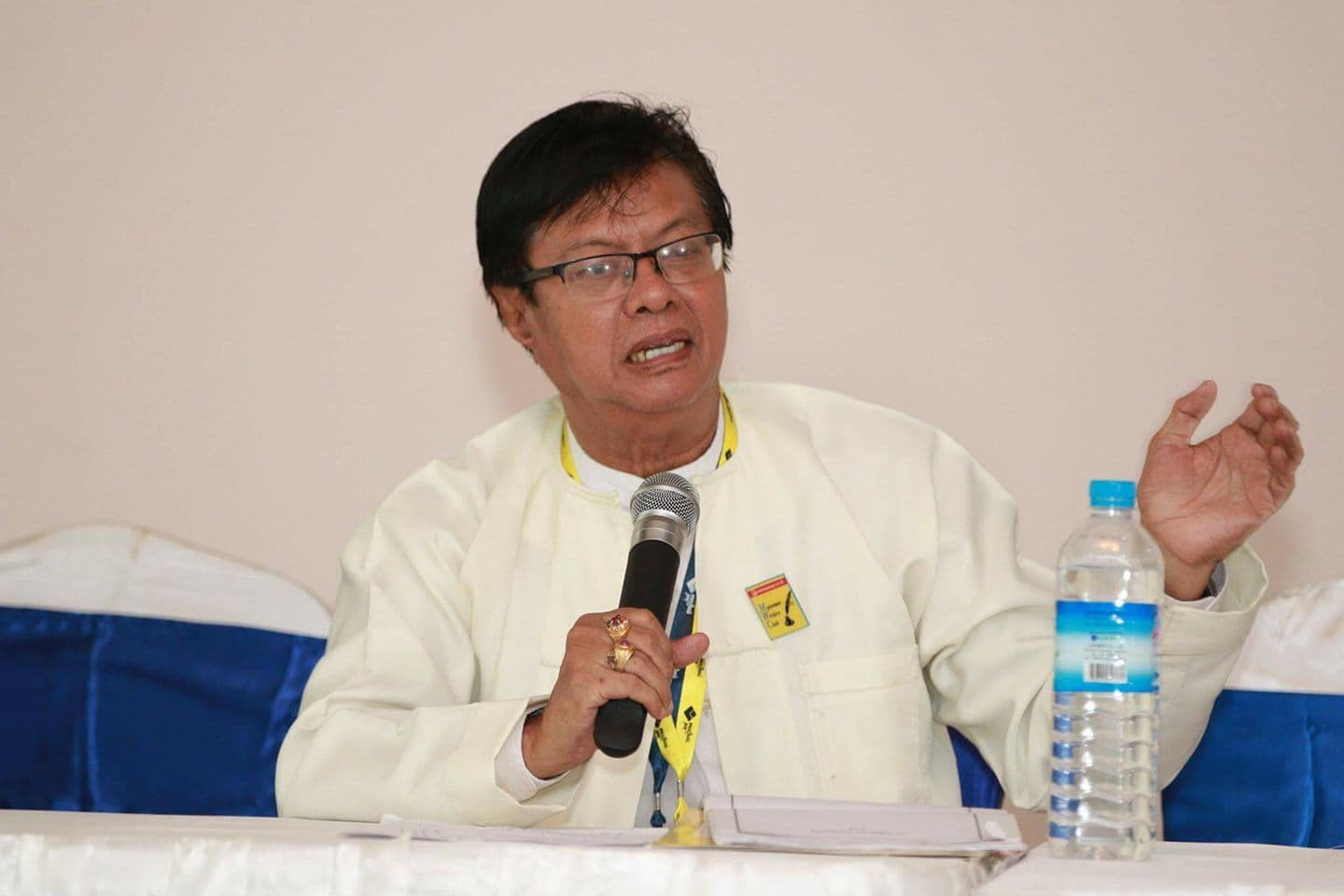 ဟိန်းလတ် ရုပ်ပုံ
