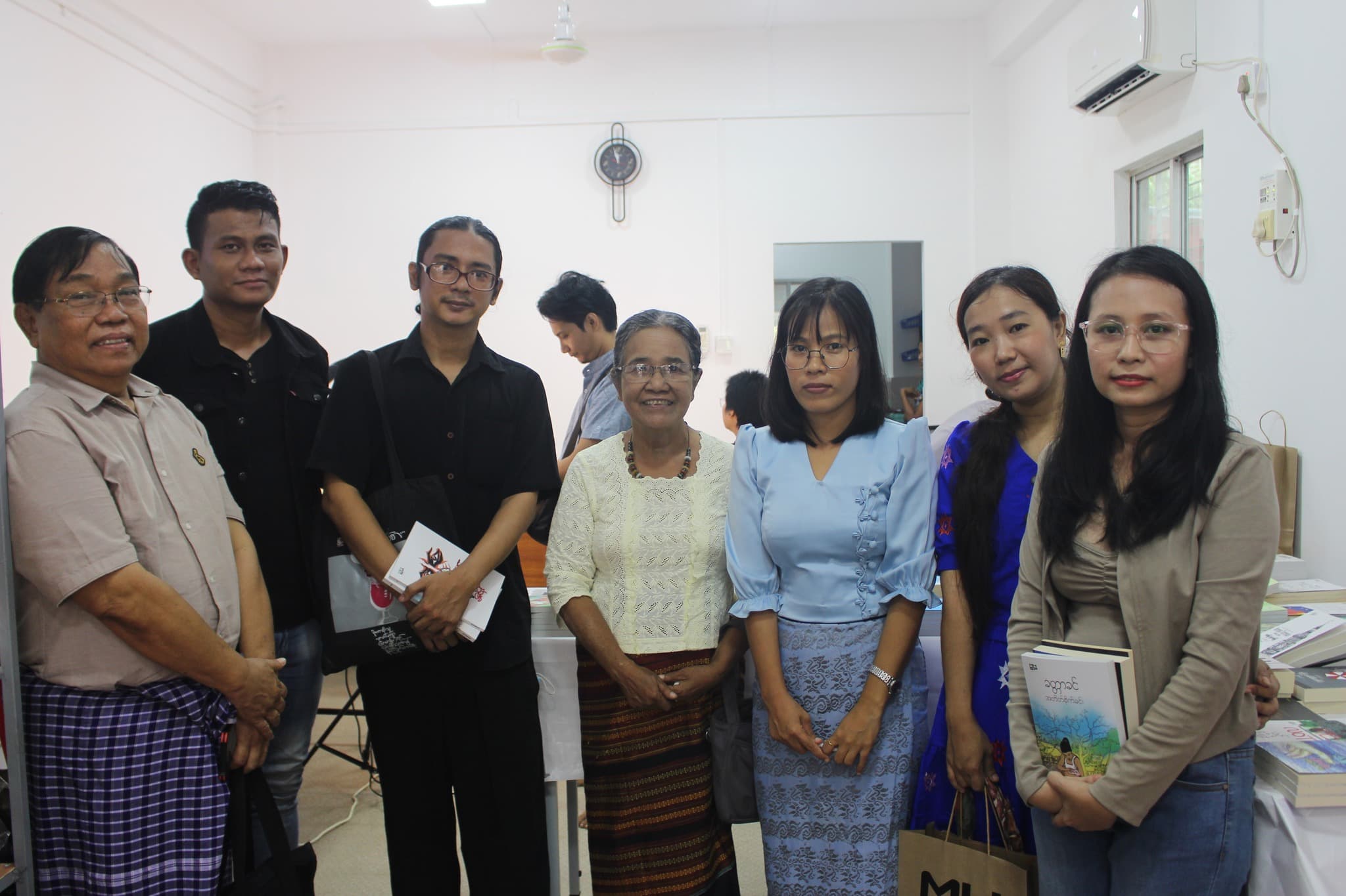 ဆရာချစ်ခိုင်စံ၏ #ဗီလိန် စာအုပ် နှင့် ဆရာမခတ္တာခင်၏#အတိတ်စိုက်ခင်း media